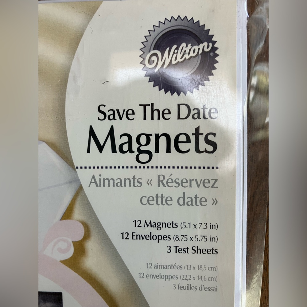 Customize 12 magnetic ‘save-the-date’ announcements.Create,print your own photo!